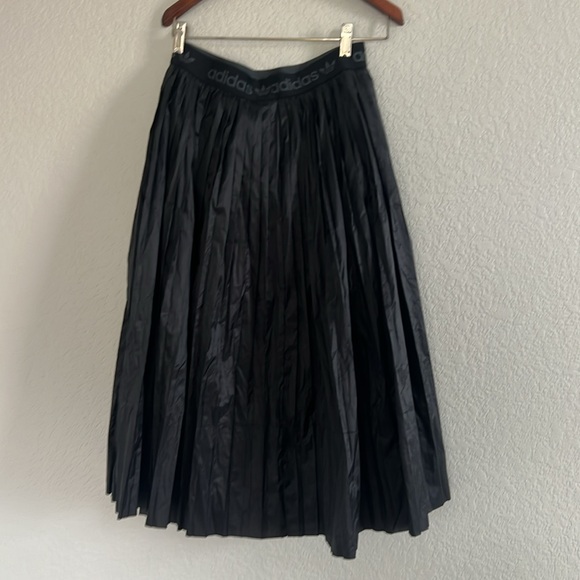 NWT Adidas Pleated MIDI Skirt Black.  Size M - Picture 7 of 13